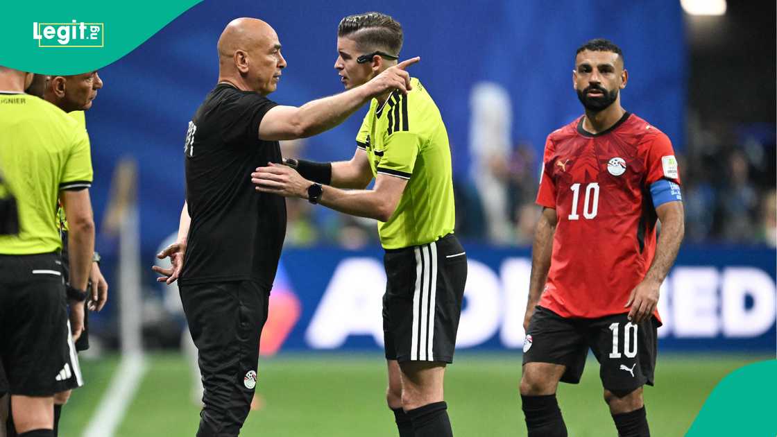 Egypt's head coach Hossam Hassan speaks with French referee Francois Letexier against Argentina. Photo by ROBERTO SCHMIDT
