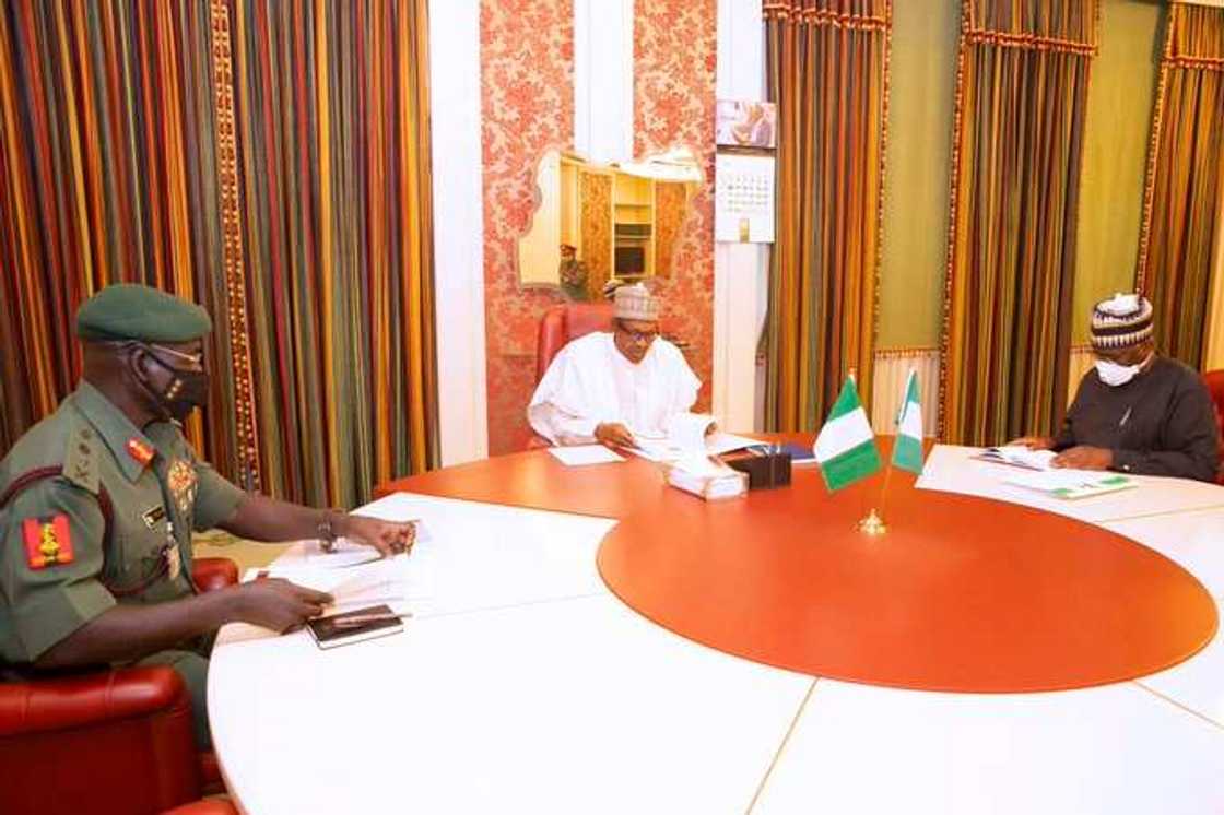 Buhari ya shiga ganawar sirri da Buratai
Hakkin mallakar hoto; Fadar shugaban kasa Buhari ya shiga ganawar sirri da Buratai
Hakkin mallakar hoto; Fadar shugaban kasa