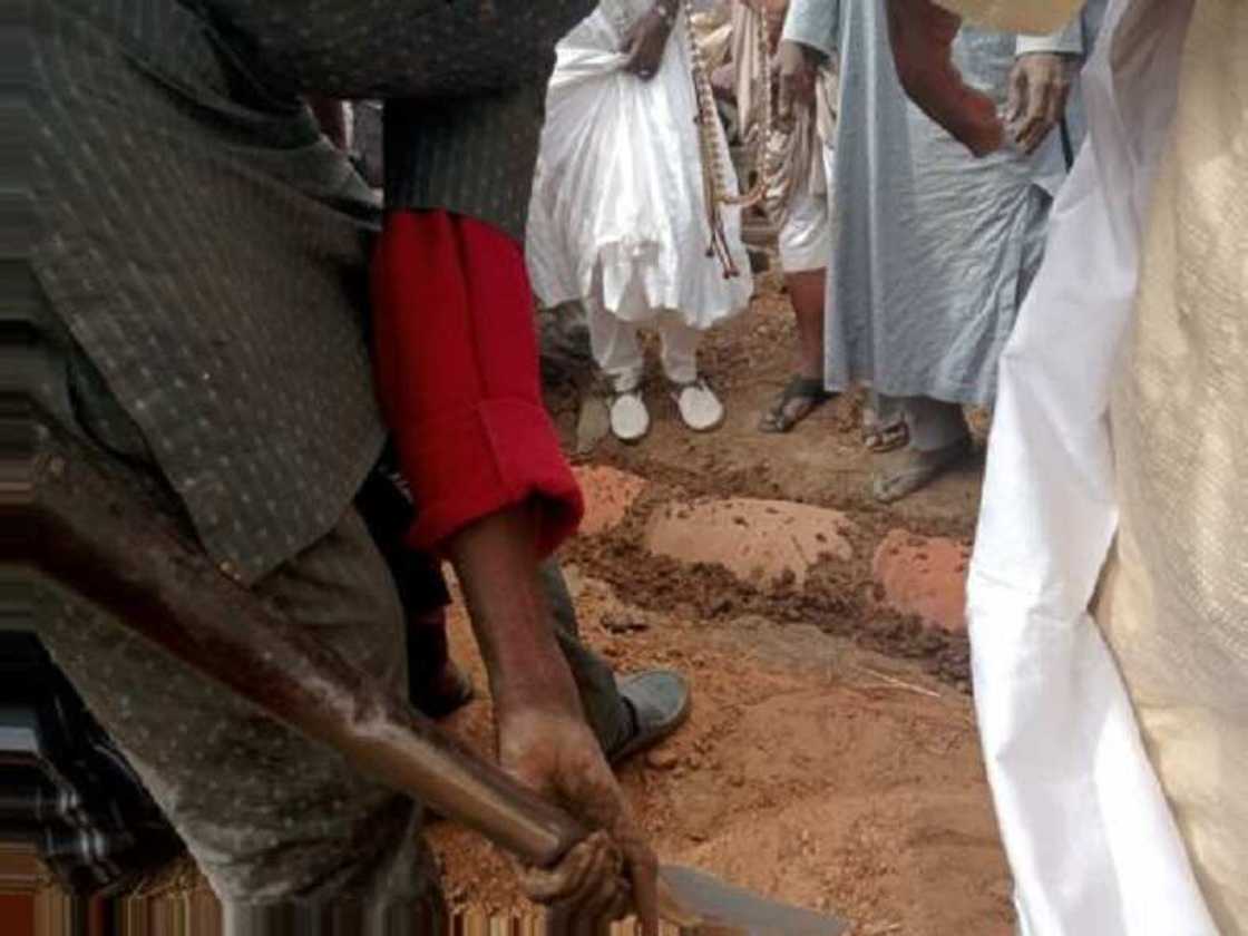 Hotunan birne Marigayi Bashir Tofa da aka yi a Kano bayan jana'izarsa Hotunan birne Marigayi Bashir Tofa da aka yi a Kano bayan jana'izarsa