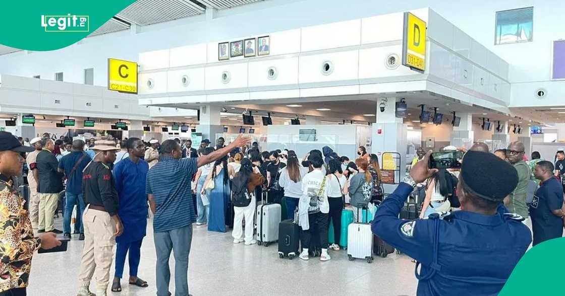 The federal government commands the immediate expulsion of some Chinese and Philippine individuals. The federal government commands the immediate expulsion of some Chinese and Philippine individuals.