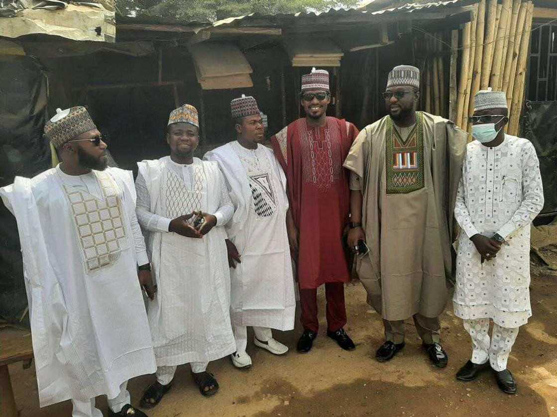 Hotunan auren matashin da yayi wuff da tsulan-tsulan 'yammata 2 a rana daya Hotunan auren matashin da yayi wuff da tsulan-tsulan 'yammata 2 a rana daya