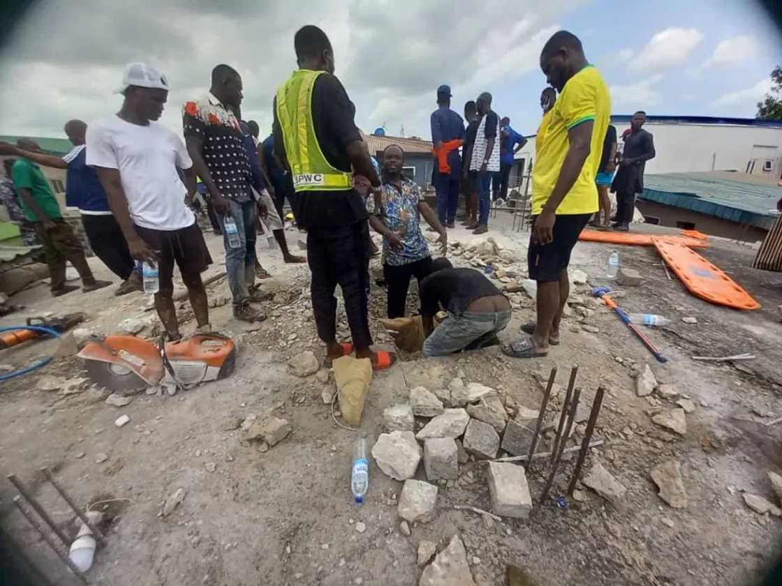 Gini mai hawa 3 ya ruguje kan mutane a Legas, yanzu an ceto mutane 9. Gini mai hawa 3 ya ruguje kan mutane a Legas, yanzu an ceto mutane 9.