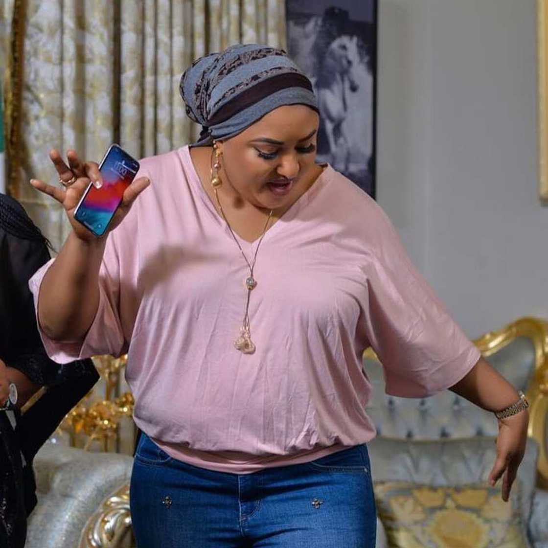 Kalli hotunan liyafar da uwargidar Yahaya Bello ta shirya bayan mijin aminiyarta ya zama mataimakin gwamnan Kogi Kalli hotunan liyafar da uwargidar Yahaya Bello ta shirya bayan mijin aminiyarta ya zama mataimakin gwamnan Kogi