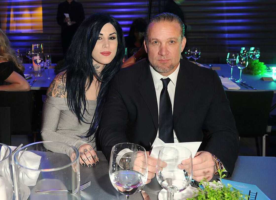 Jesse James (R) and Kat Von D at the 2011 Art Of Elysium "Heaven" Gala Jesse James (R) and Kat Von D at the 2011 Art Of Elysium "Heaven" Gala
