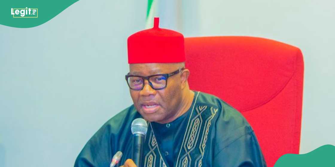 Sanata Godswill Akpabio ya yi barkwanci da sanatocin Taraba suka bar PDP zuwa APC. Sanata Godswill Akpabio ya yi barkwanci da sanatocin Taraba suka bar PDP zuwa APC.