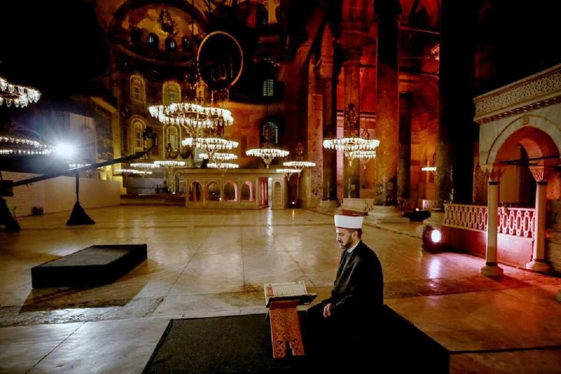 Musulmi sun yi sallar Juma'a ta farko a masallacin Hagia Sofia tun shekaru 86 da su ka gabata Musulmi sun yi sallar Juma'a ta farko a masallacin Hagia Sofia tun shekaru 86 da su ka gabata