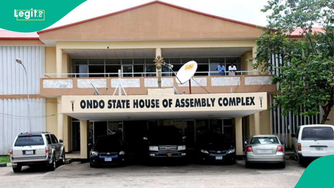 Wasu 'yan majalisar dokokin jihar Ondo sun sauya sheka daga jam'iyyar PDP zuwa APC. Wasu 'yan majalisar dokokin jihar Ondo sun sauya sheka daga jam'iyyar PDP zuwa APC.