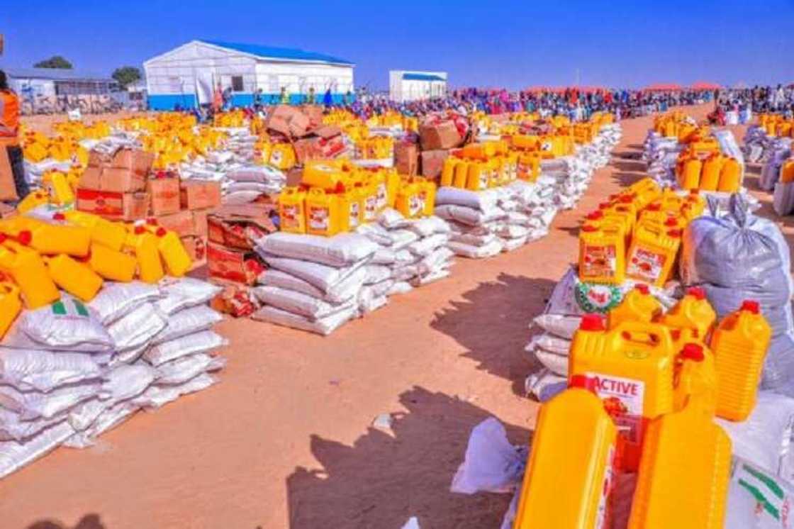 Hotunan Zulum a sansanin 'yan gudun hijira na Bakassi, ya bai wa masu komawa gida N.5b Hotunan Zulum a sansanin 'yan gudun hijira na Bakassi, ya bai wa masu komawa gida N.5b