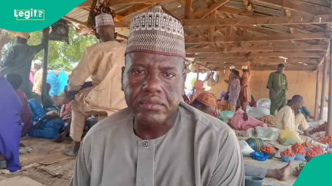 Farfesa Nasir Hassan-Wagini ya fadi dalilin da ya sa yake sayar da kayan miya Farfesa Nasir Hassan-Wagini ya fadi dalilin da ya sa yake sayar da kayan miya