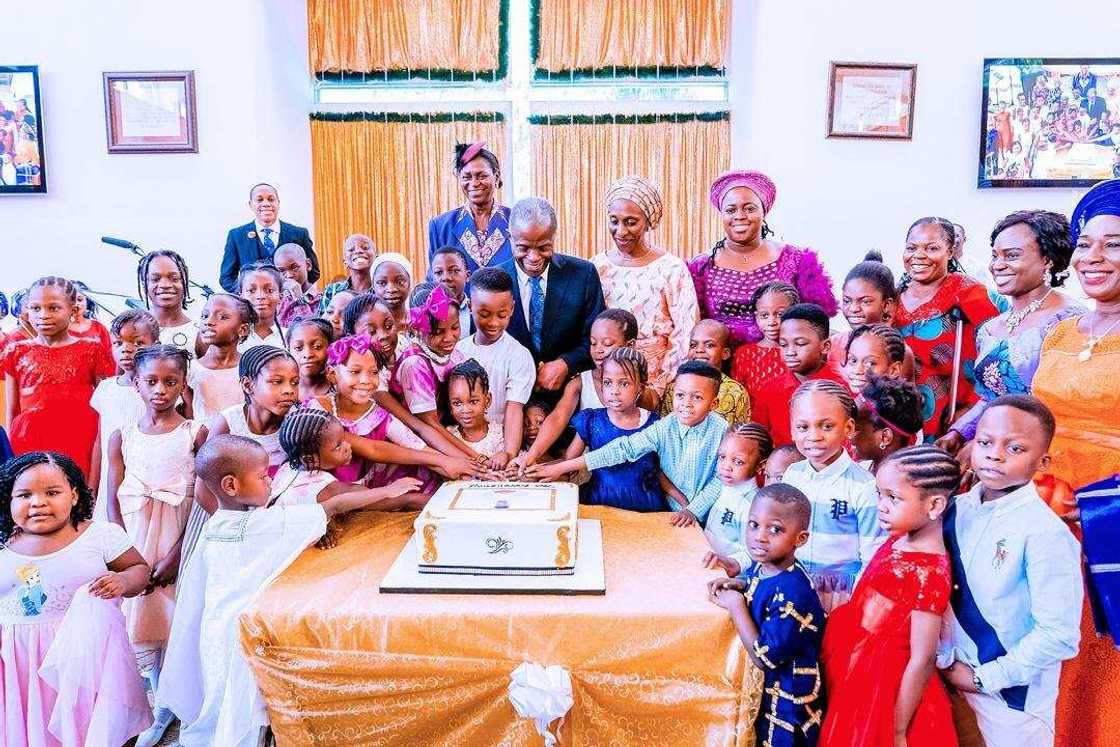 Gowon da wasu gwamnoni 2 a Aso Villa don taya Osinbajo murna (Hotuna) Gowon da wasu gwamnoni 2 a Aso Villa don taya Osinbajo murna (Hotuna)