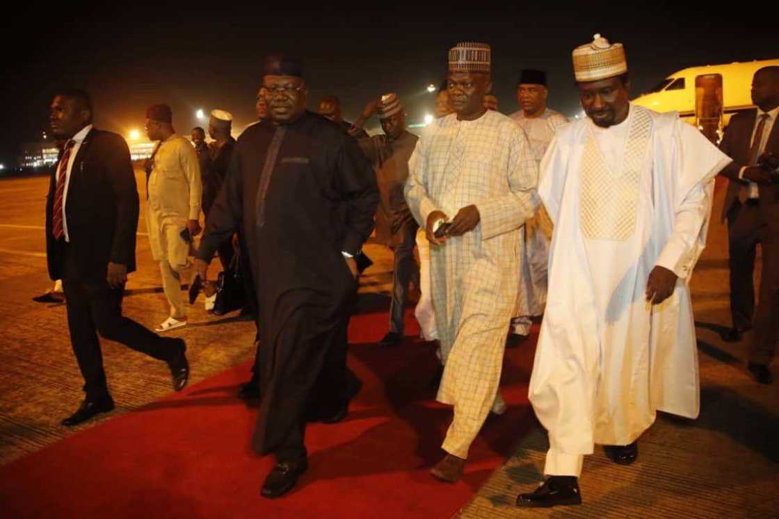 Sanata Ahmed Lawan yayin barin filin jirgin saman Nnamdi Azikiwe bayan dawo wa daga aikin Hajji Sanata Ahmed Lawan yayin barin filin jirgin saman Nnamdi Azikiwe bayan dawo wa daga aikin Hajji