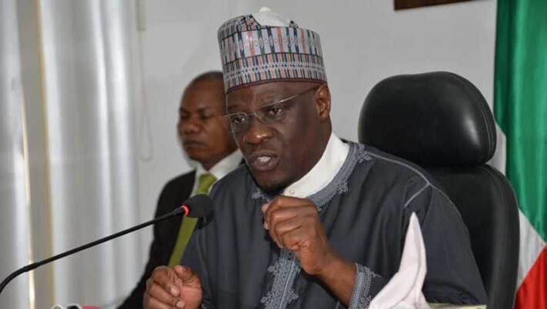 Tsohon gwamnan Kwara, Abdulfatah ya magantu kan kwace gidansa da AMCON ta yi Tsohon gwamnan Kwara, Abdulfatah ya magantu kan kwace gidansa da AMCON ta yi