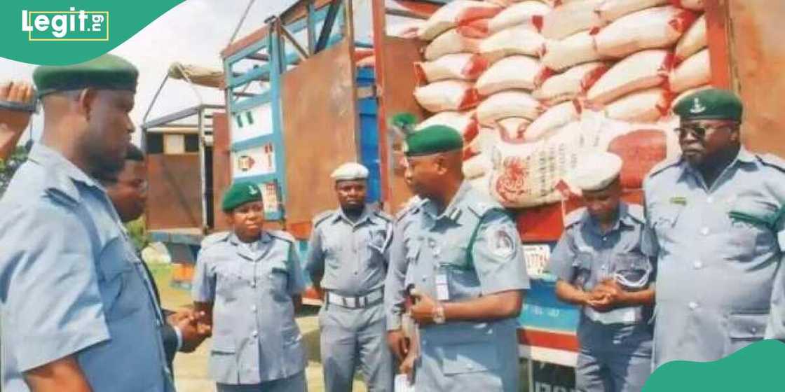 Kwastam ta fara raba abinci a Najeriya yayin da ake cikin yanayi Kwastam ta fara raba abinci a Najeriya yayin da ake cikin yanayi