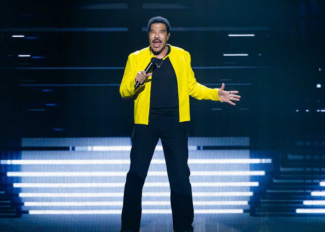 Lionel Richie perfoming