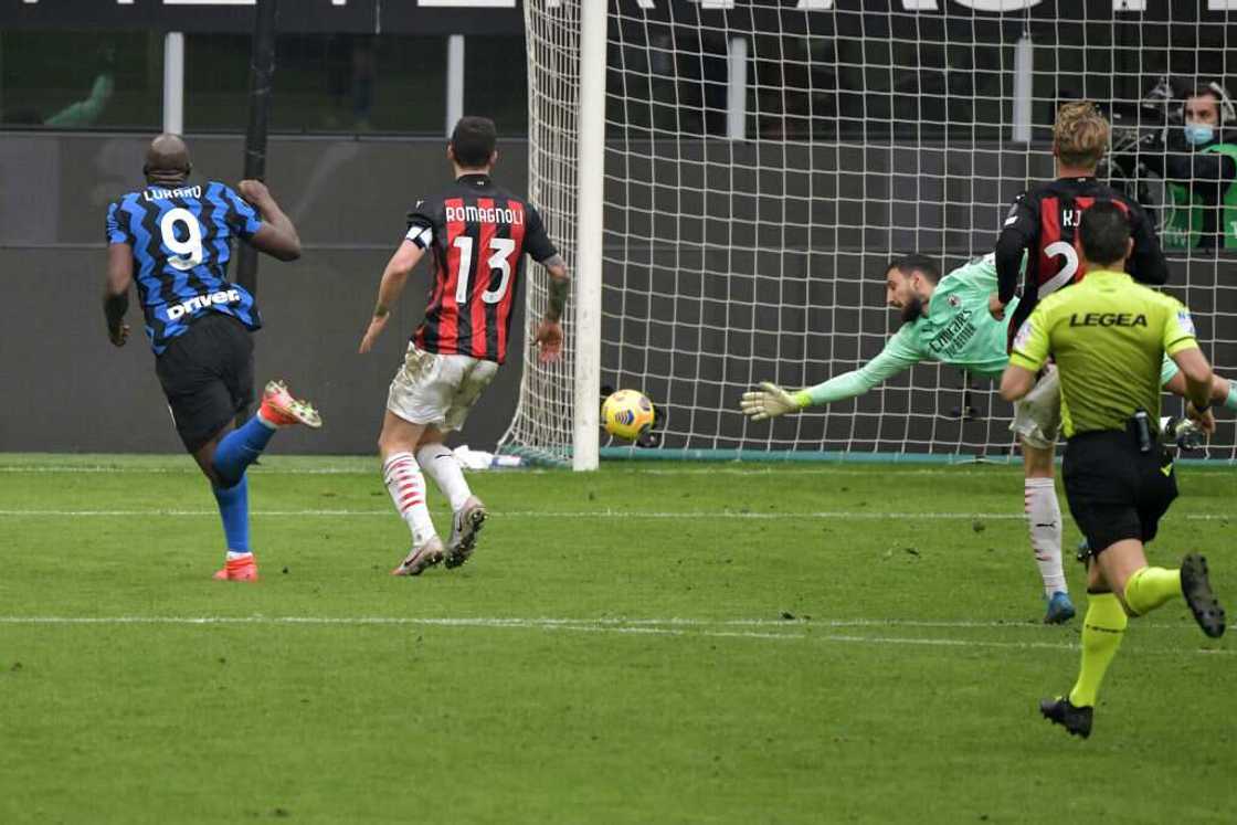 Romelu Lukaku mocks former Manchester United teammate after scoring delightful goal during Milan crunch derby Romelu Lukaku mocks former Manchester United teammate after scoring delightful goal during Milan crunch derby