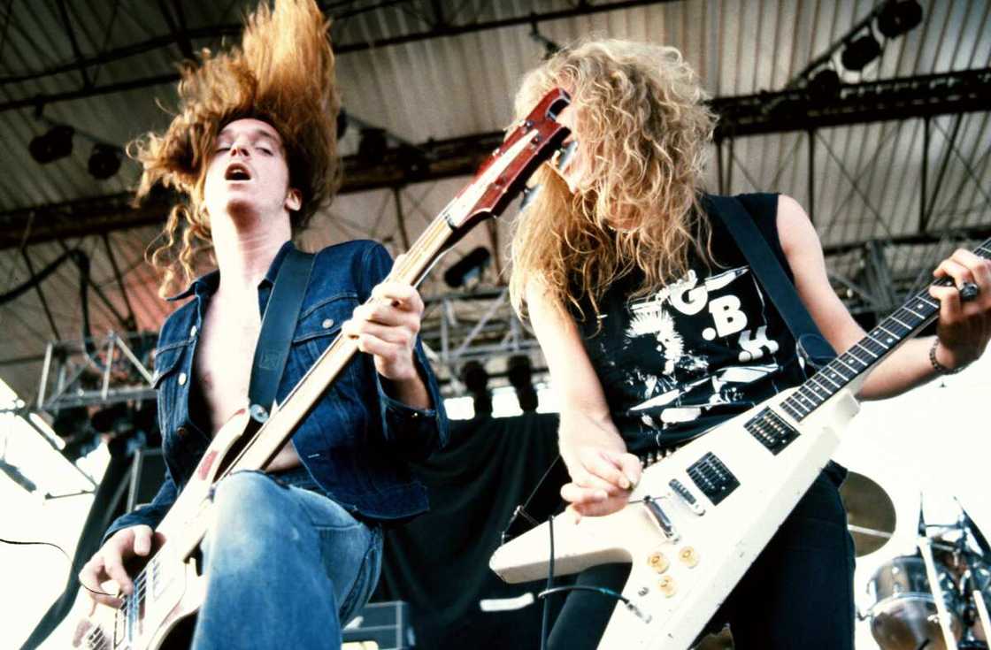 James Hetfield avec Cliff Burton sur scène.