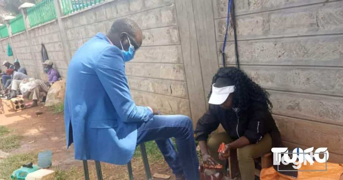 Beryl Zawadi: Moi University Graduate Working as Shoe Shiner in Eldoret, Says It’s Better than Begging Beryl Zawadi: Moi University Graduate Working as Shoe Shiner in Eldoret, Says It’s Better than Begging