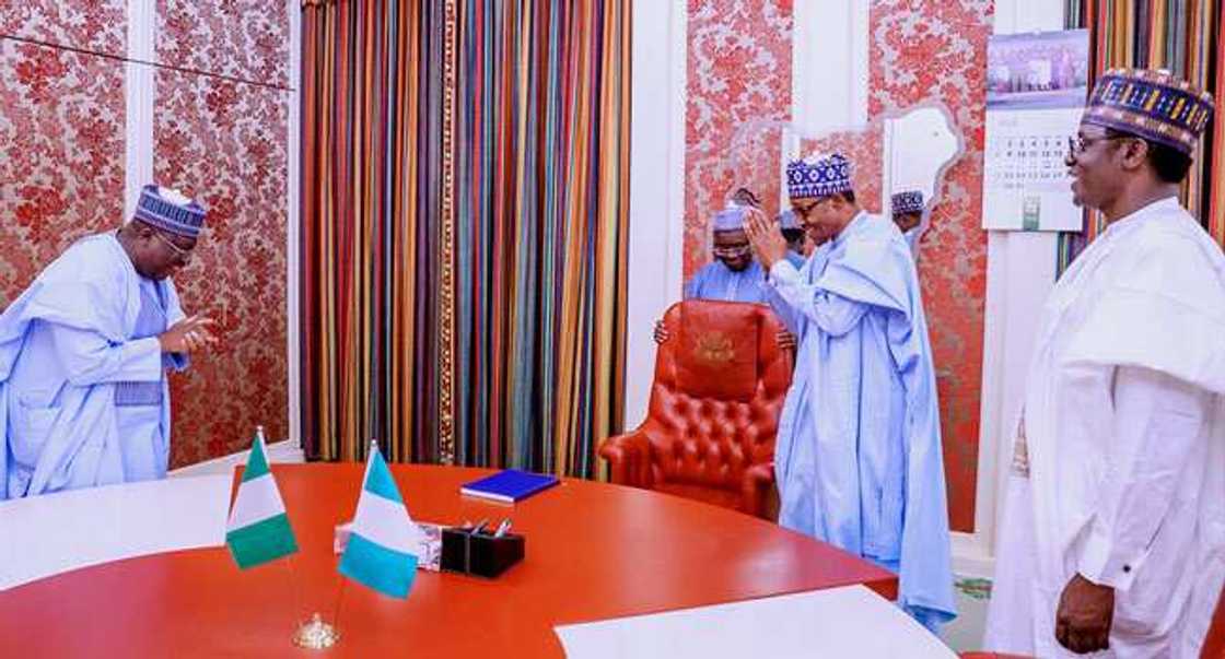 Buhari ya karba bakuncin shugaban majalisar dattija da gwamnan jihar Yobe (Hotuna) Buhari ya karba bakuncin shugaban majalisar dattija da gwamnan jihar Yobe (Hotuna)