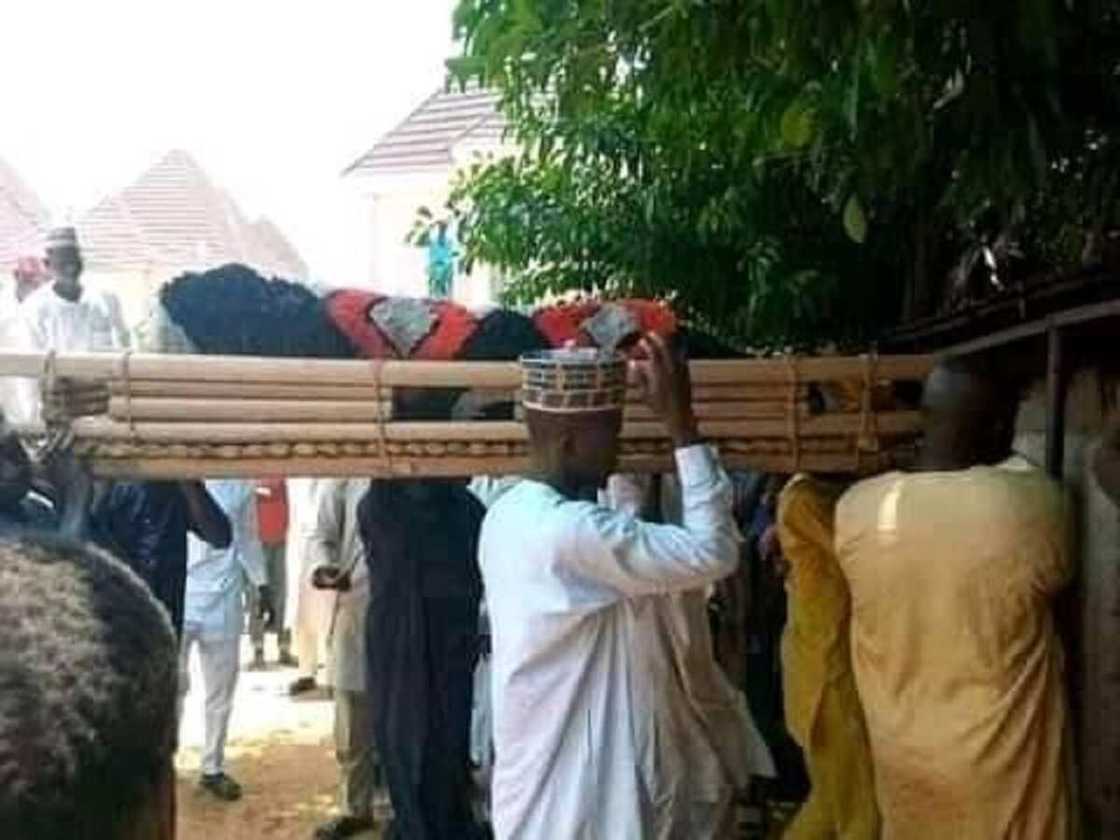 Hotunan matashiya mai shekaru 28 da yarinya mai shekaru 17 ta sheke har lahira a Kano Hotunan matashiya mai shekaru 28 da yarinya mai shekaru 17 ta sheke har lahira a Kano