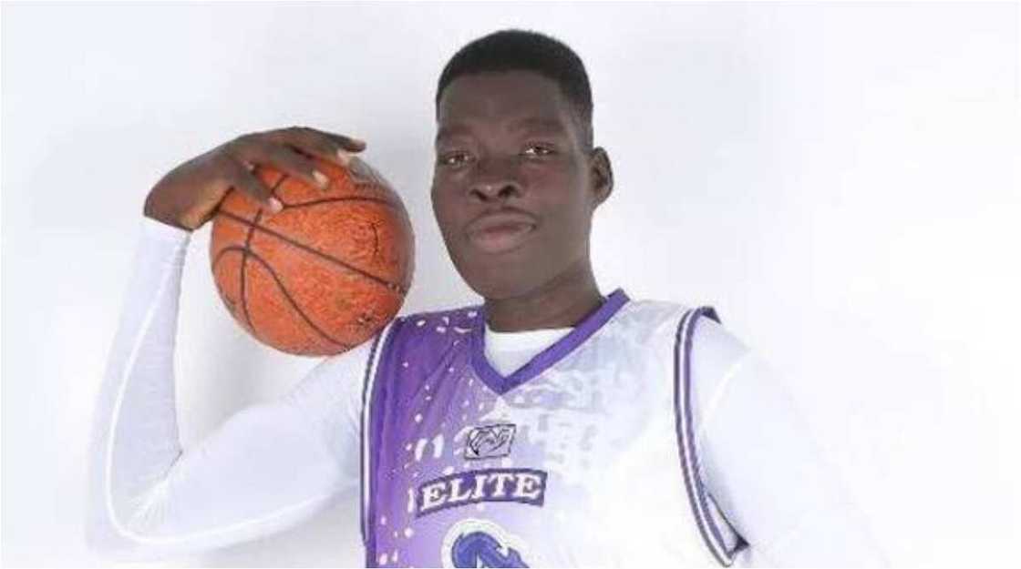 7-foot-9-inch Nigerian teenager Abiodun Adegoke seen dunking without jumping 7-foot-9-inch Nigerian teenager Abiodun Adegoke seen dunking without jumping