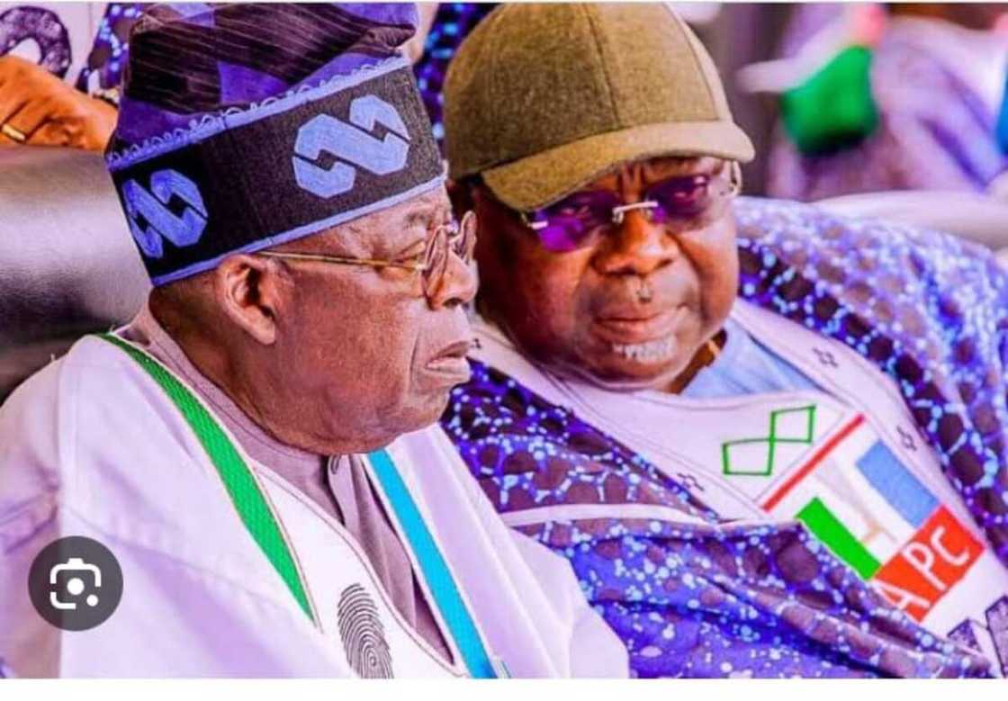 Shugaban ƙasa Tinubu tare da sakataren APC.