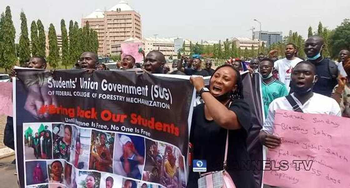 Iyayen Daliban da Aka Sace a Kaduna Sun Mamaye Bakin Majalisar Tarayya Iyayen Daliban da Aka Sace a Kaduna Sun Mamaye Bakin Majalisar Tarayya