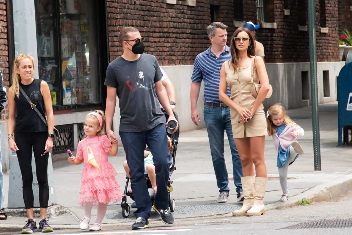Irina Shayk et Bradley Cooper emmènent leur fille Lea au parc le 02 juin 2021 à New York, New York. (Photo par NY1/MEGA/GC Images)