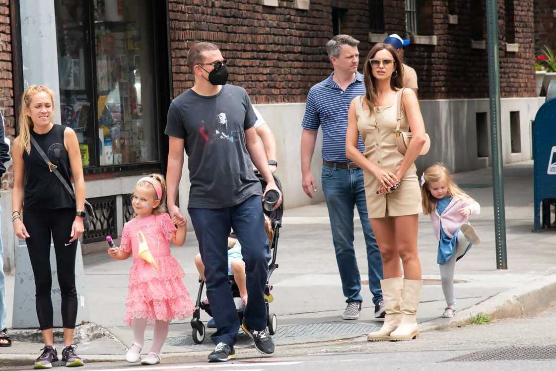 Irina Shayk et Bradley Cooper emmènent leur fille Lea au parc le 02 juin 2021 à New York, New York. (Photo par NY1/MEGA/GC Images) Irina Shayk et Bradley Cooper emmènent leur fille Lea au parc le 02 juin 2021 à New York, New York. (Photo par NY1/MEGA/GC Images)
