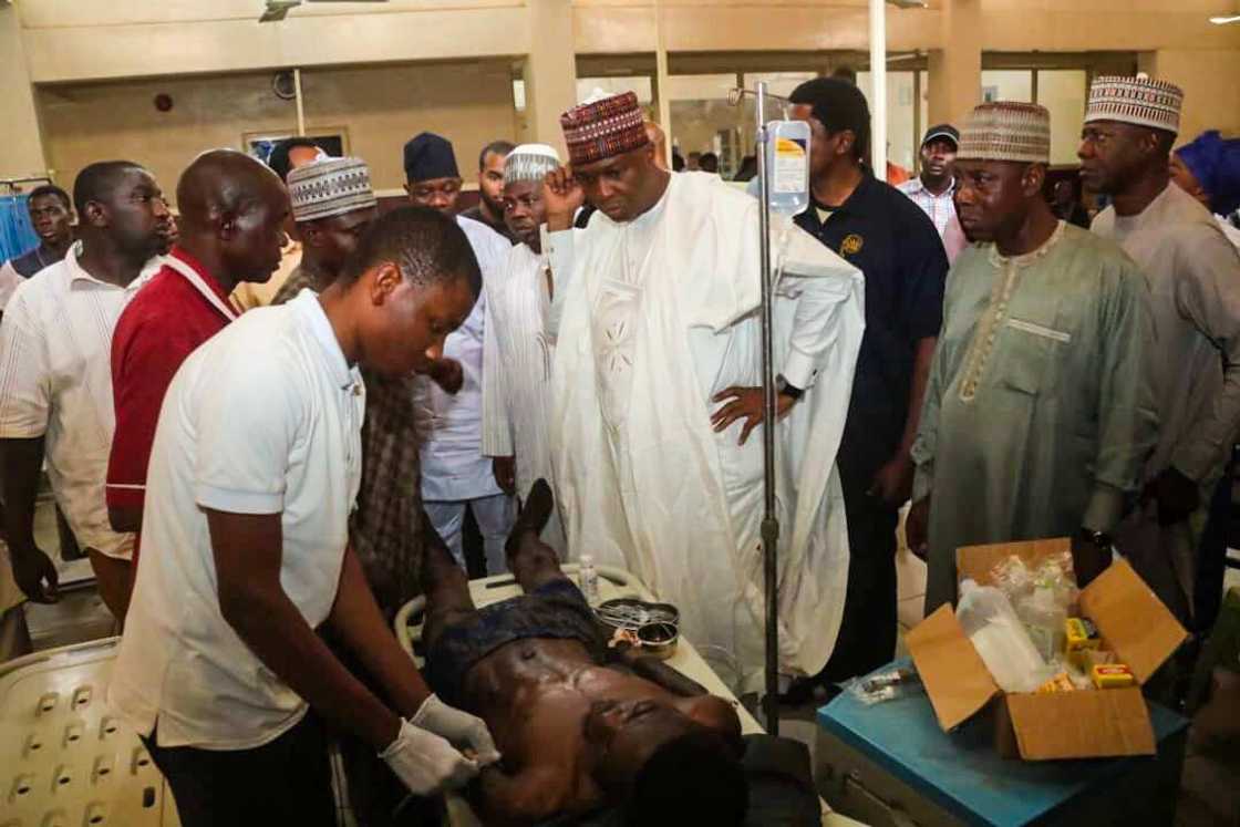 Yan iska sun kai hari yankin gidan iyalan Saraki, sun raunata mutum 11 Yan iska sun kai hari yankin gidan iyalan Saraki, sun raunata mutum 11