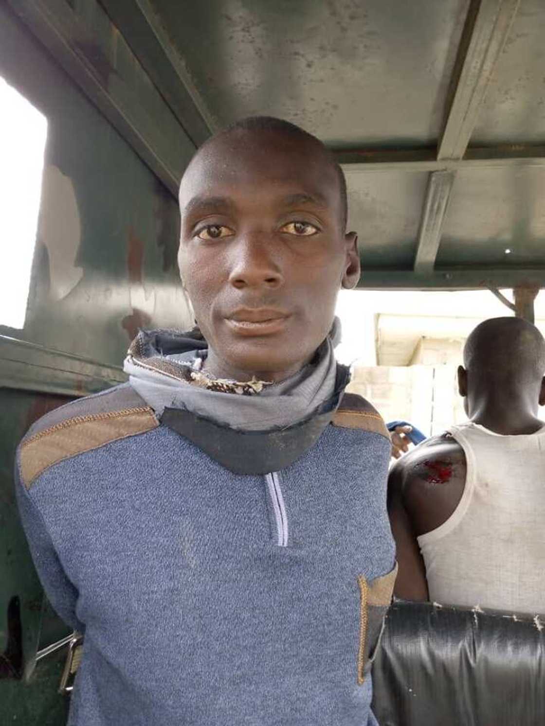 Fashi da garkuwa da mutane: Sojoji Sun kama rikakkun 'yan ta'adda 5 a Katsina (Hotuna) Fashi da garkuwa da mutane: Sojoji Sun kama rikakkun 'yan ta'adda 5 a Katsina (Hotuna)