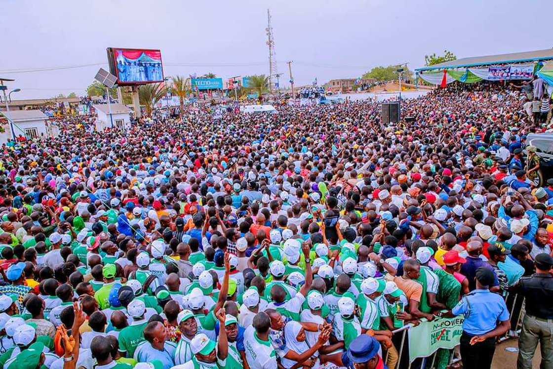 Hotuna da bidiyo: Yadda mutan jihar Taraba da Adamawa suka tarbi shugaba Buhari Hotuna da bidiyo: Yadda mutan jihar Taraba da Adamawa suka tarbi shugaba Buhari