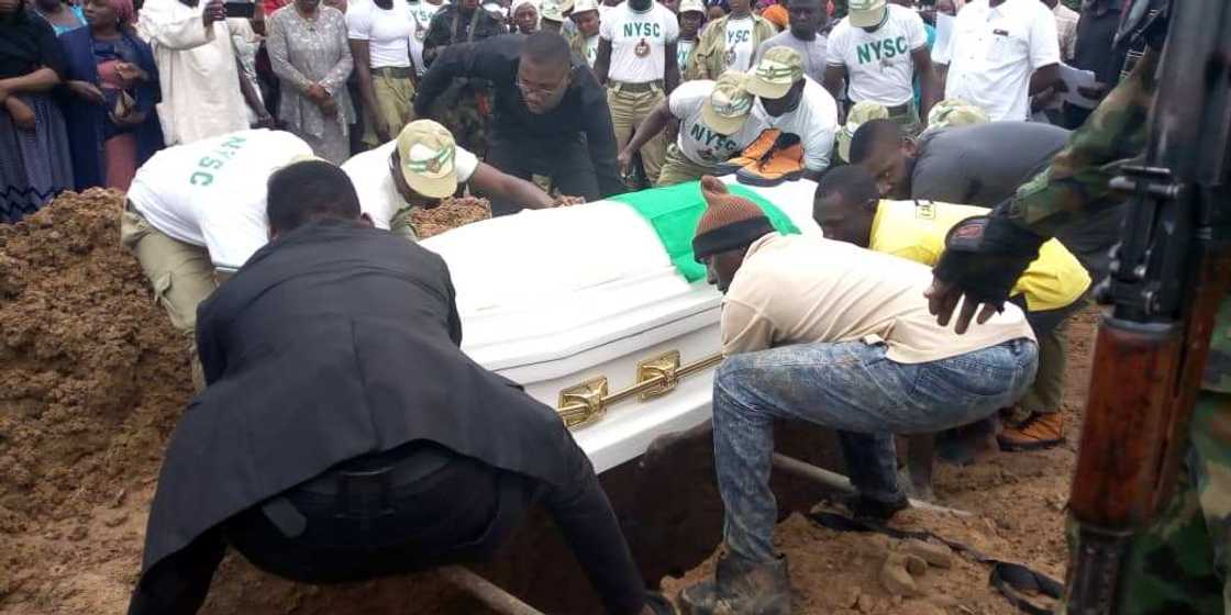 Hotuna: Cikin hawaye, an gudanar da jana’izar matashin da rikicin ‘yan shi’a ya rutsa da shi Hotuna: Cikin hawaye, an gudanar da jana’izar matashin da rikicin ‘yan shi’a ya rutsa da shi