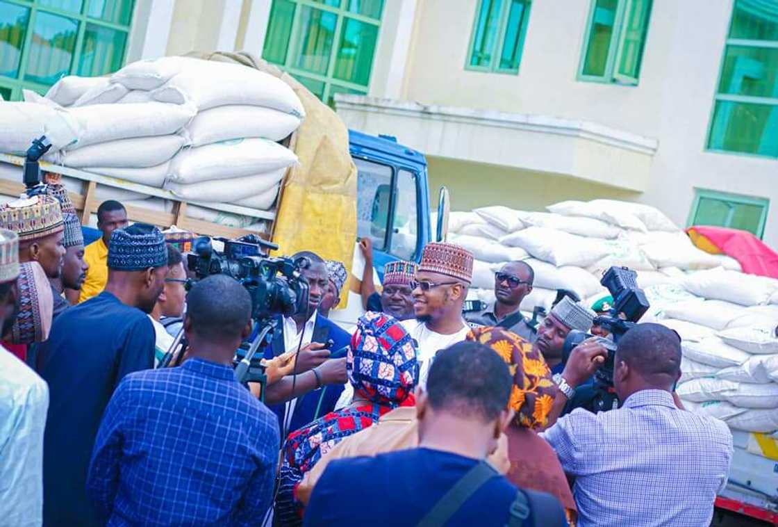 Pantami ya yi rabon abinci a jihar Gombe Pantami ya yi rabon abinci a jihar Gombe