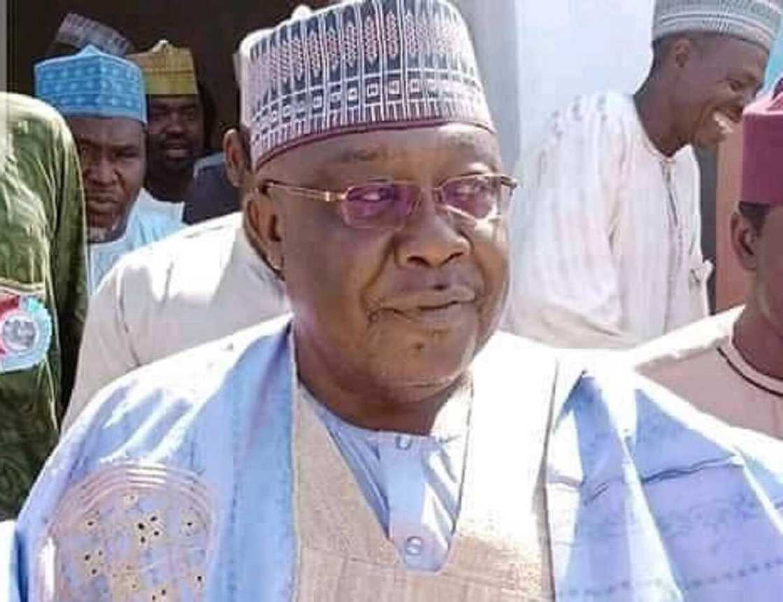 Babban mai mukami a Zamfara ya fadi ya mutu a wurin bikin diyar Sanata Yarima (Hotuna) Babban mai mukami a Zamfara ya fadi ya mutu a wurin bikin diyar Sanata Yarima (Hotuna)