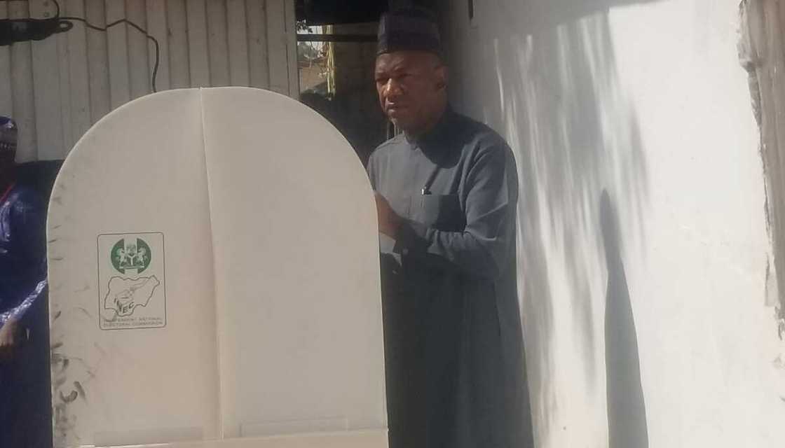 Datti Baba-Ahmed yayin da ya kada kuri'arsa Datti Baba-Ahmed yayin da ya kada kuri'arsa