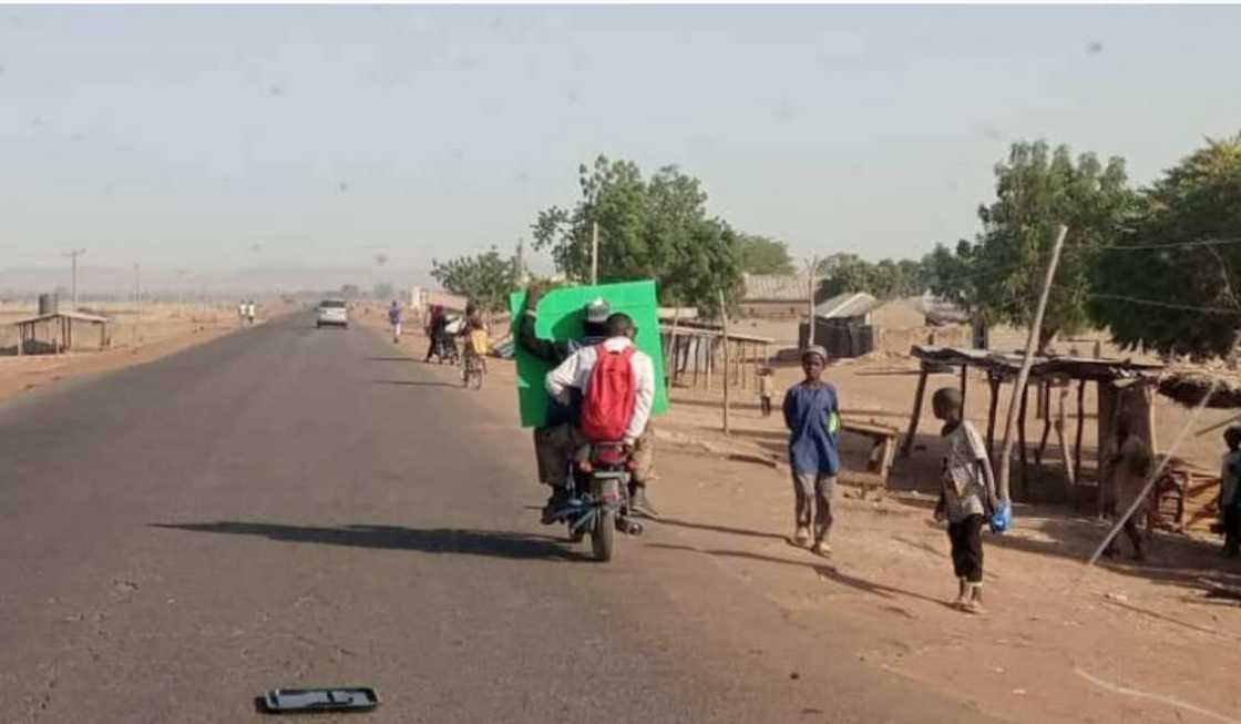 Jami'an zabe dauke da kayan zabe a kan babur Jami'an zabe dauke da kayan zabe a kan babur