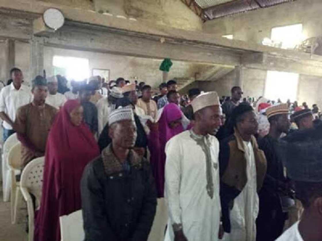 Danjuma-da-Danjummai: 'Yan shi'a sun taya kiristoci bikin kirisimeti a cocin Kaduna Danjuma-da-Danjummai: 'Yan shi'a sun taya kiristoci bikin kirisimeti a cocin Kaduna