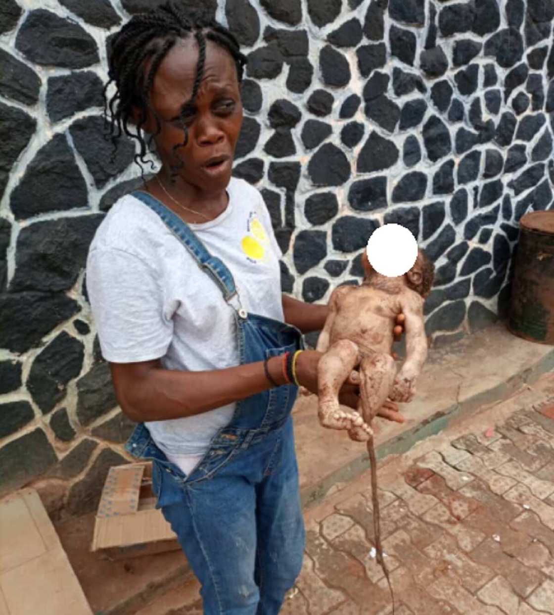 Matar da ta jefe jinjirin ta cikin masai ta shiga hannu (Hotuna) Matar da ta jefe jinjirin ta cikin masai ta shiga hannu (Hotuna)