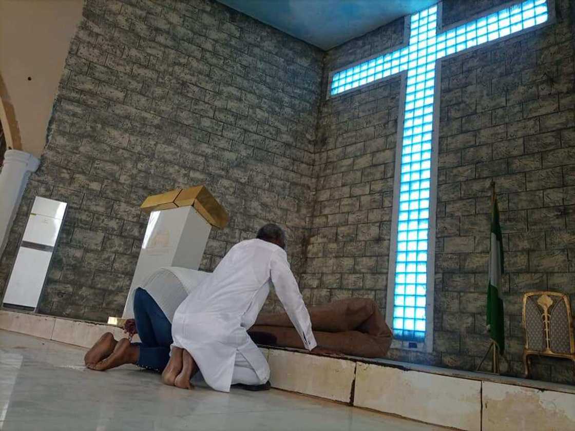 Uche Nwosu, Wife Spotted Praying Uche Nwosu, Wife Spotted Praying