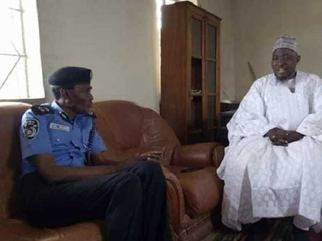 Kungiyar Izala reshen Jihar kano ta ba CP Wakili kyautar Kur'ani da littafan Musulunci Kungiyar Izala reshen Jihar kano ta ba CP Wakili kyautar Kur'ani da littafan Musulunci