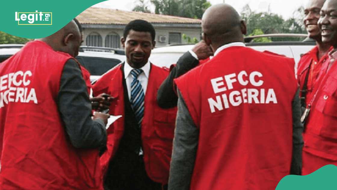 Jami'an hukumar EFCC. Jami'an hukumar EFCC.