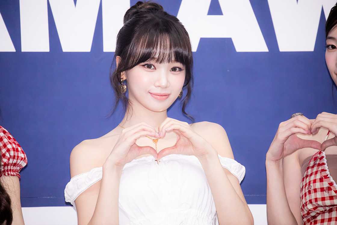Kim Chae-won pose with a love heart at the 2025 K-World Dream Awards