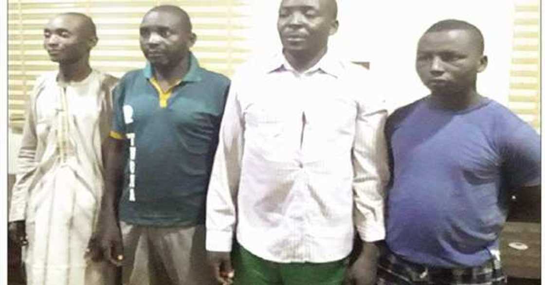 Legas: An kama manyan 'yan kasuwa dake daukar nauyin 'yan bindigar Zamfara Legas: An kama manyan 'yan kasuwa dake daukar nauyin 'yan bindigar Zamfara