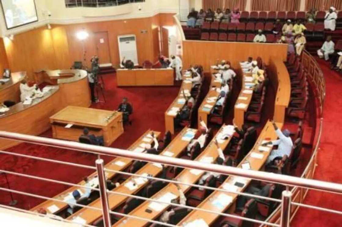 Yan majalisar dokokin Lagos sun zabtare albashin tsaffin gwamnoni Yan majalisar dokokin Lagos sun zabtare albashin tsaffin gwamnoni