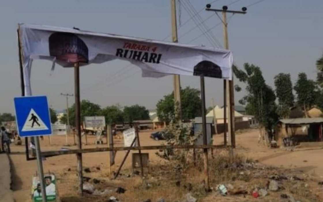 Wasu yan iska sun lalata hotunan kamfen din Buhari a Taraba Wasu yan iska sun lalata hotunan kamfen din Buhari a Taraba