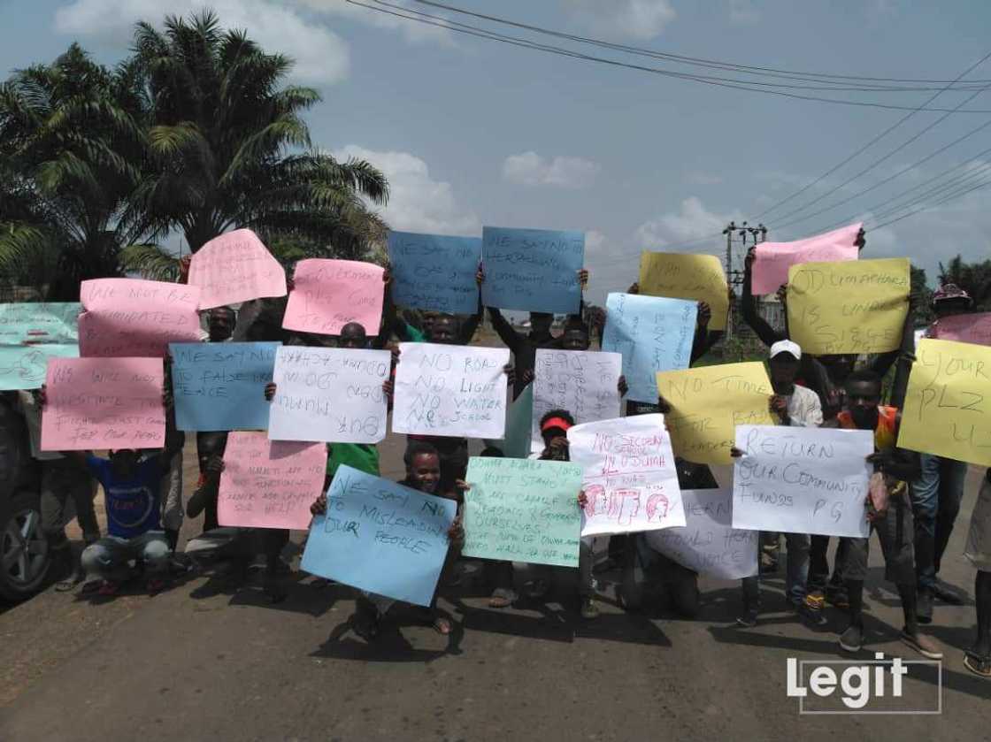 'Yan zanga-zangar da Atiku ya dauka sun afka cikin kotun da ake sauraron karar zabe 'Yan zanga-zangar da Atiku ya dauka sun afka cikin kotun da ake sauraron karar zabe