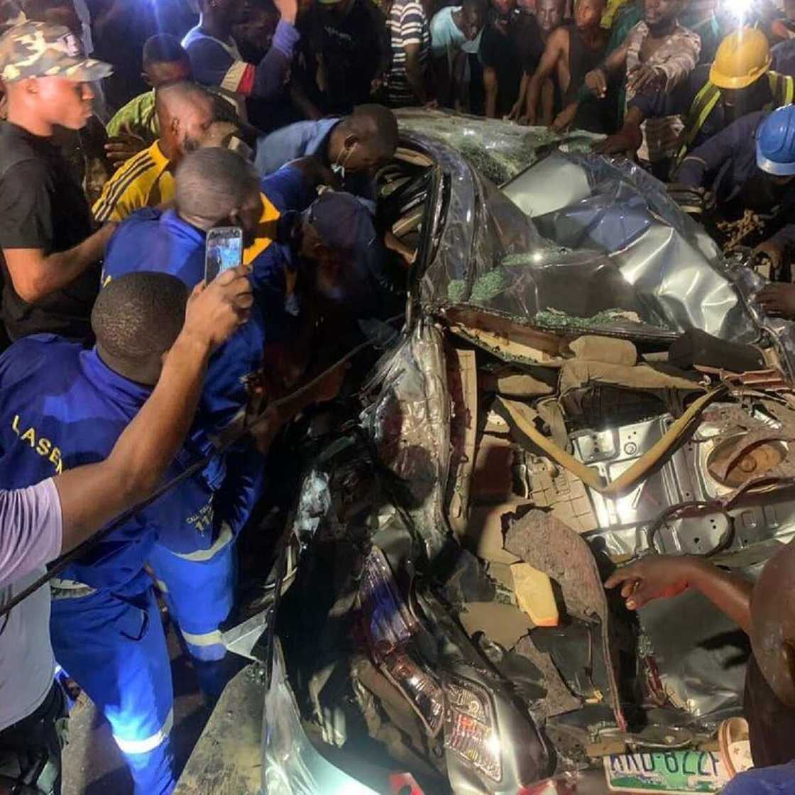 Hotunan Damfarern Kwatena da ya murkushe mota a Jihar Legas Hotunan Damfarern Kwatena da ya murkushe mota a Jihar Legas