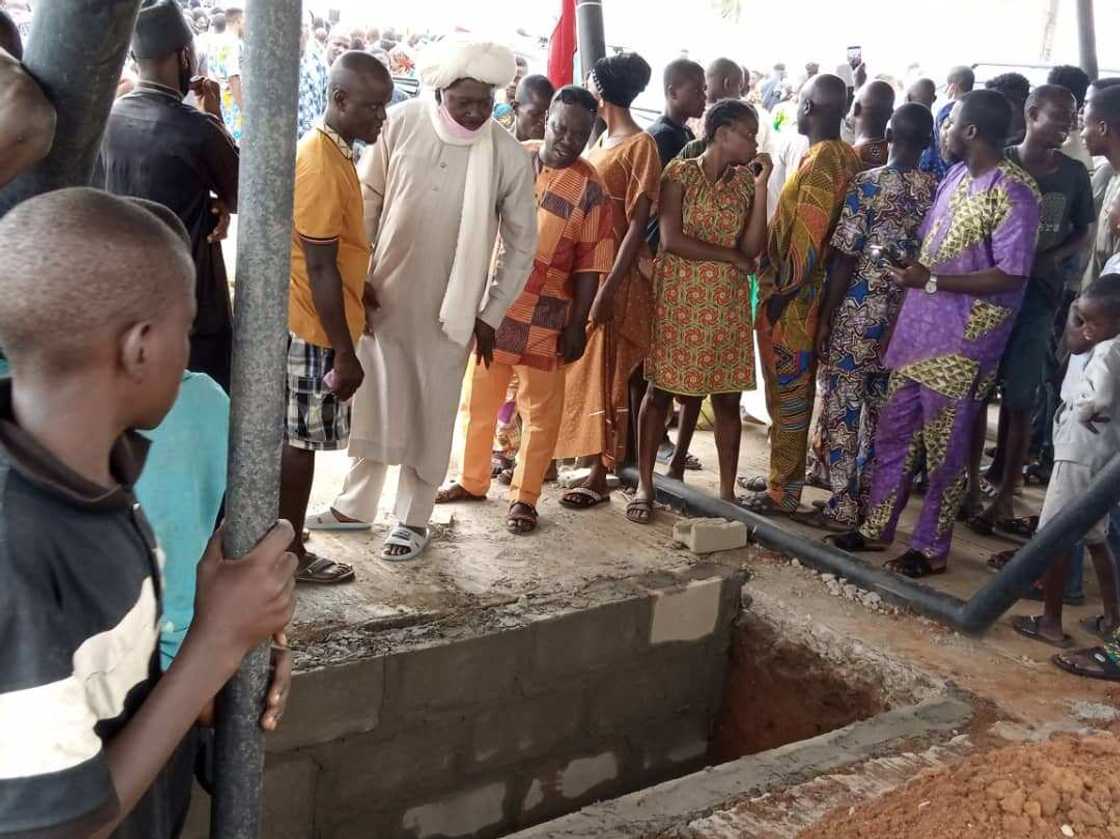 Kai tsaye: Komai ya kankamadon Sallar Jana'izar Sanata Buruji Kashamu (Hotuna) Kai tsaye: Komai ya kankamadon Sallar Jana'izar Sanata Buruji Kashamu (Hotuna)