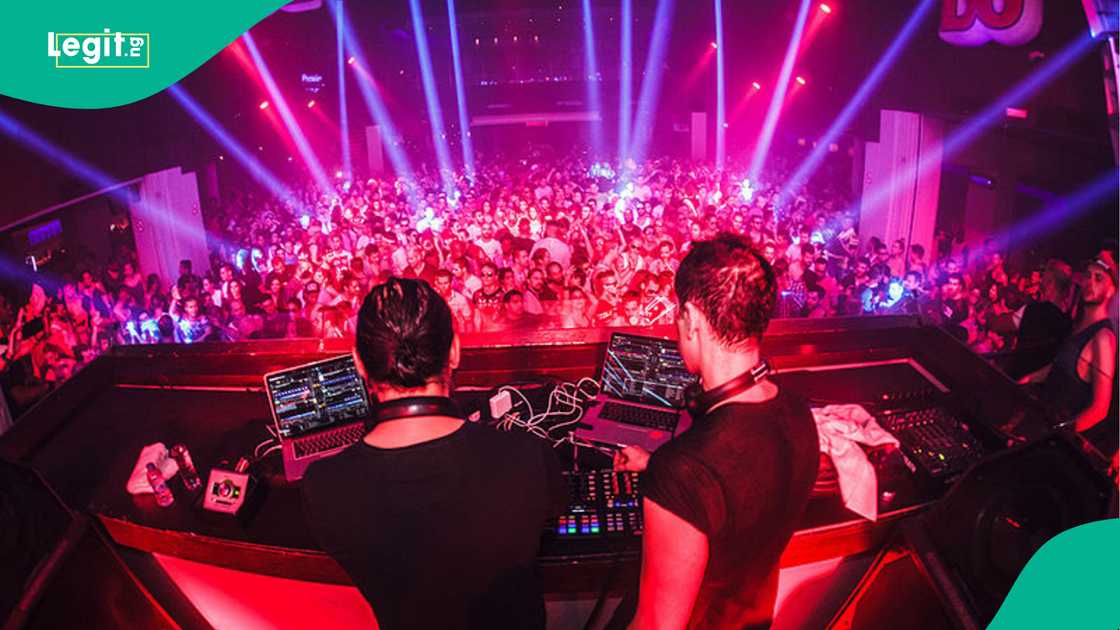 Lady at night club amazes fans. Lady at night club amazes fans.