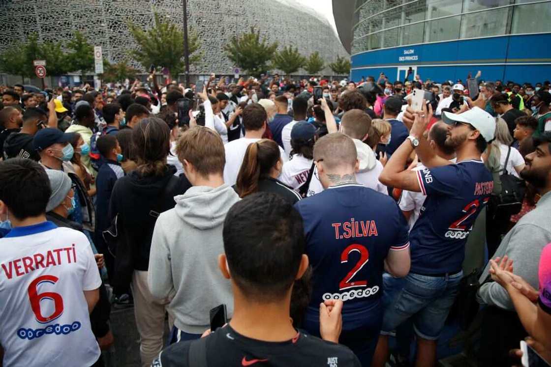 Breaking: Wild celebration as thousands of fans rush to welcome Lionel Messi to PSG Breaking: Wild celebration as thousands of fans rush to welcome Lionel Messi to PSG